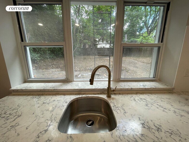 Building Photo - 257 Adelphi St