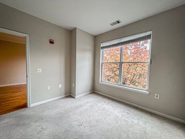 Building Photo - Sunny 1 Bed 1 Bath Condo In Beautiful Fairfax Ridge Condo