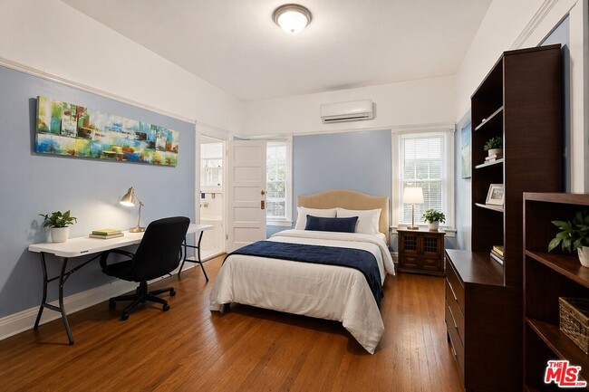 Building Photo - 2713 S La Salle Ave