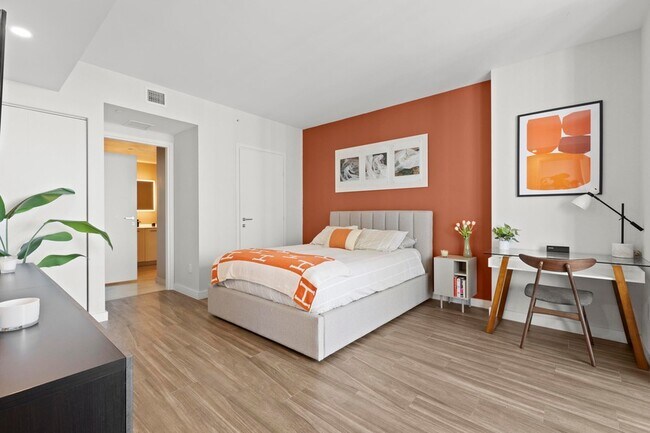 Building Photo - 1300 Brickell Bay Dr