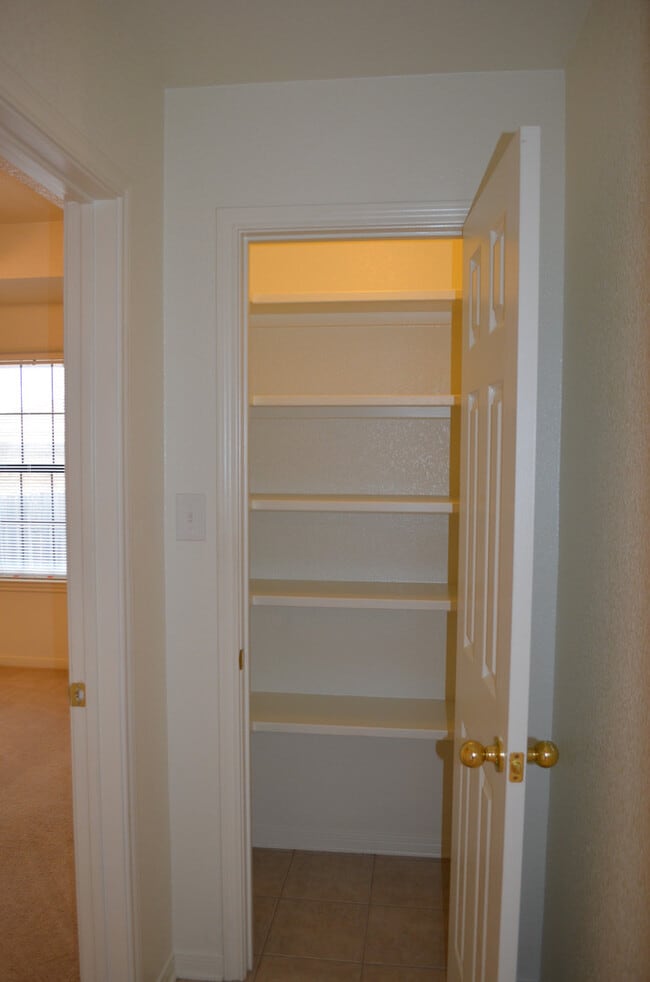 Building Photo - 912Rebecca