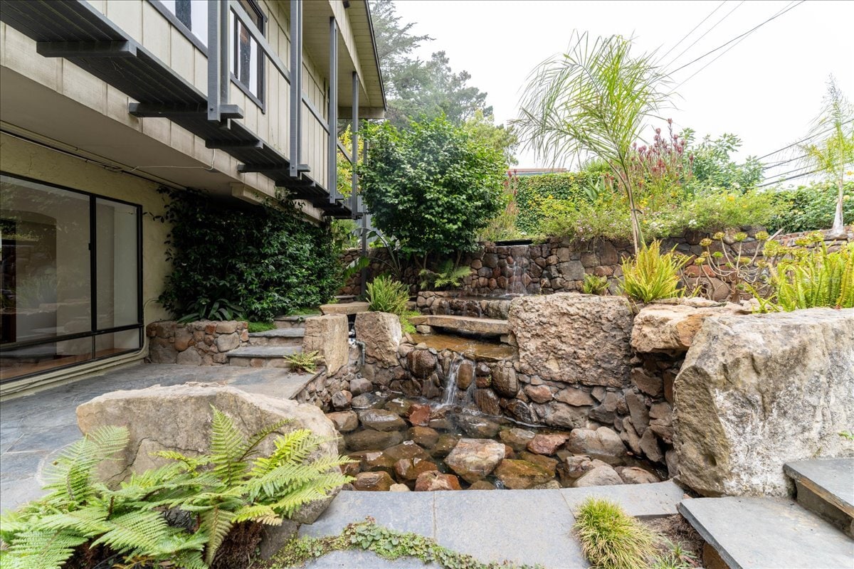 Private waterfall - 473 Panoramic Hwy