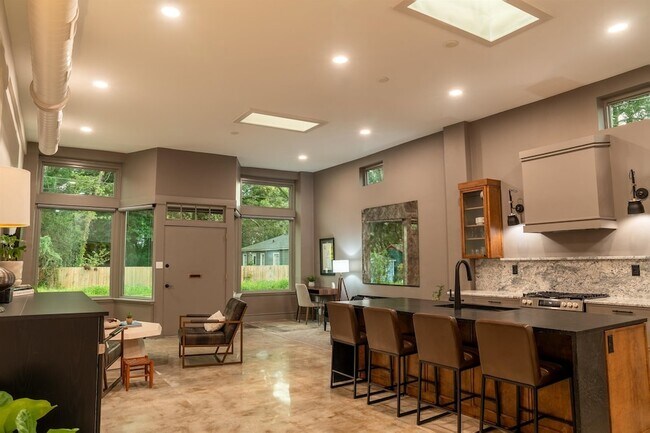 Building Photo - 612 W 8th Ave