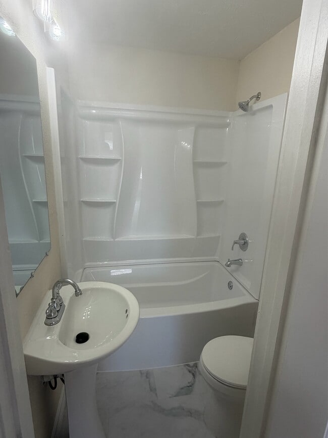 Building Photo - 340 Meadow Dr