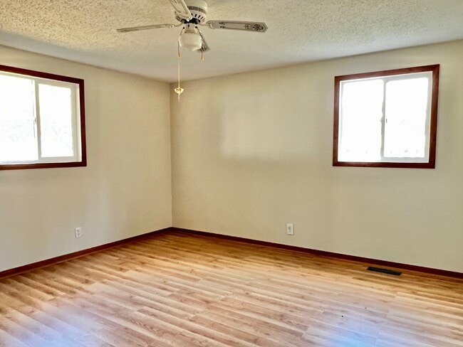 Building Photo - 1047 Oak Dr