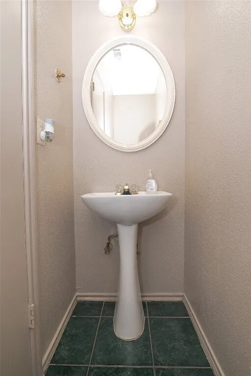 Building Photo - Room in House on Heyerdahl Dr