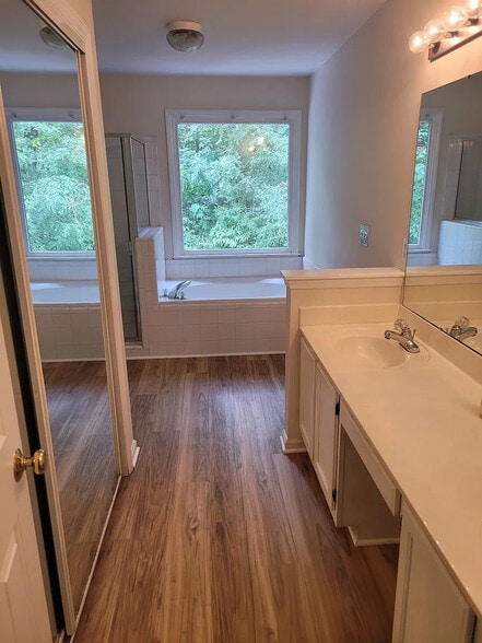 Building Photo - Room in Townhome on Vinca Cir