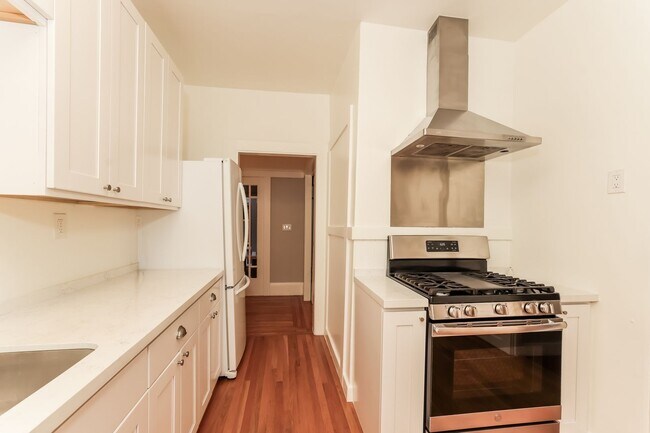 Building Photo - 1920 North Berkeley 2 Bedroom Bungalow Available!