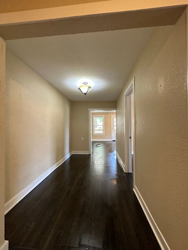 Building Photo - 2 Bedroom 1 Bath Duplex Available Mid Augu...