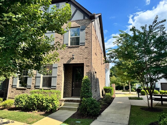 Primary Photo - Beautiful End Unit Franklin Townhome