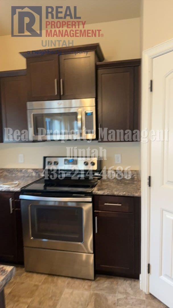 Building Photo - 3 bed 2.5 bath townhome in Fox Run