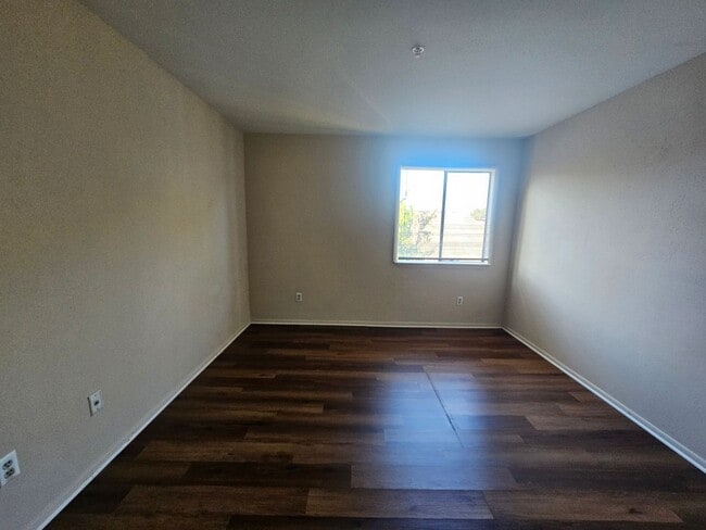 Building Photo - 1 Bedroom/ 1 Bath 3rd Floor Condo In Village Creek