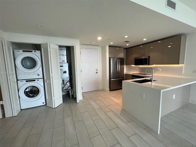 Building Photo - 2000 Metropica Wy