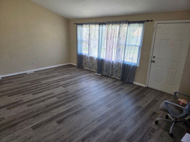 Building Photo - 119 Larch Ave