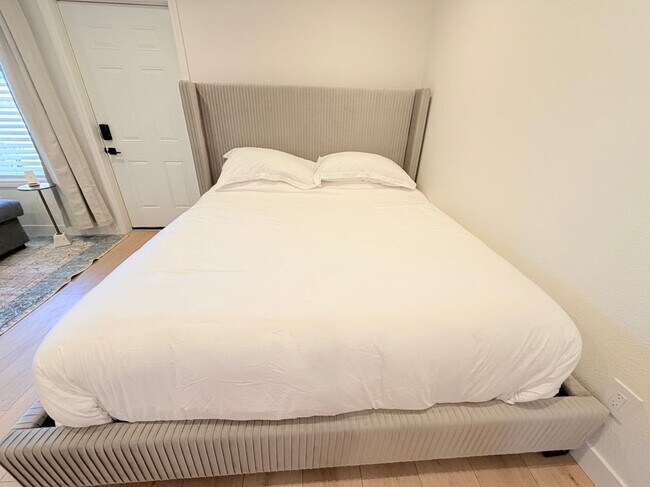 Building Photo - 9966 Pacific Ave