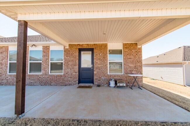 Building Photo - Well-Kept 4-bedroom 2 bath Home in Lowell! GREAT Location!