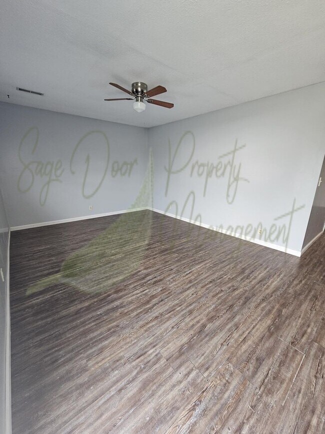 Building Photo - 119 NE State Hwy E