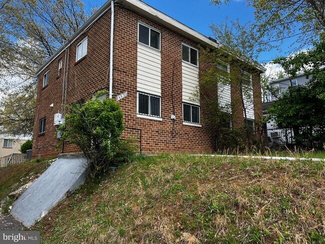 Building Photo - 4930 Eads Pl NE