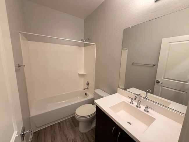 Building Photo - Spacious 3 Bedroom, 2.5 Bath Phoenix Townhome with *New Floors* + *NEW* Paint!