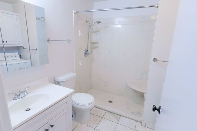 Building Photo - 3 BED CONDO,  WATER INCLUDED IN RENT