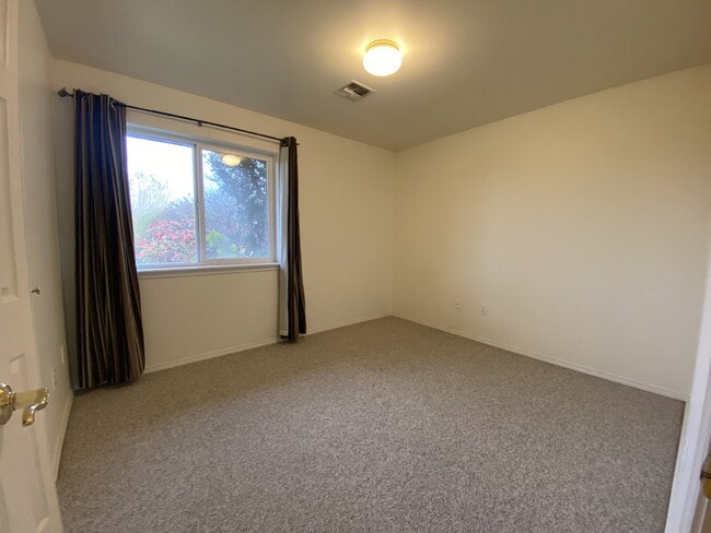 Building Photo - Spacious 4-bedroom with Panoramic Deck Nex...