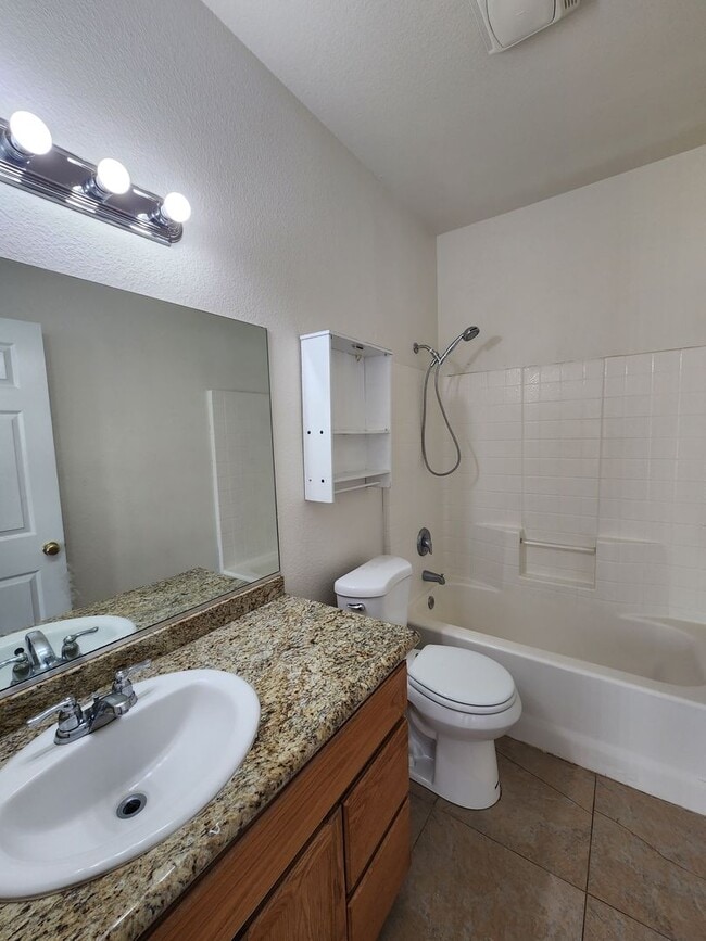 Building Photo - Beautiful 2 bedroom / 1 bathroom unit with...