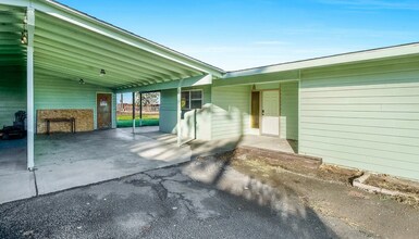 Building Photo - Updated Duplex