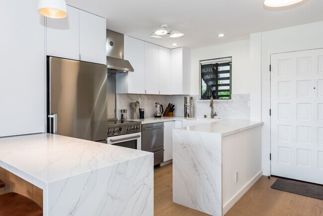 Building Photo - Furnished Coastal Rental | Available September 15 – April 15