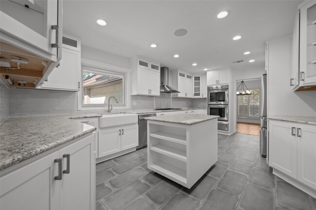 Building Photo - 4702 Bayou Vista Dr