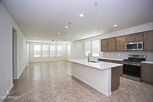 Building Photo - 977 W Finch Dr