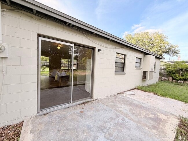 Building Photo - 310 Kentia Rd