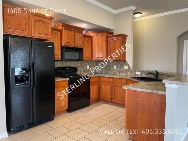 Building Photo - 1405 Sunrise Dr