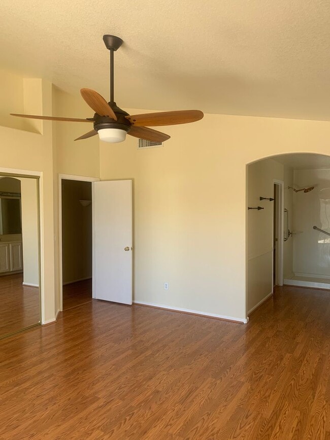 Building Photo - Summer move in special!