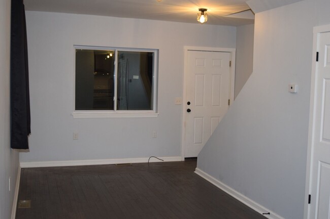 Building Photo - NEWLY RENOVATED PONTIAC UNIT FOR LEASE!