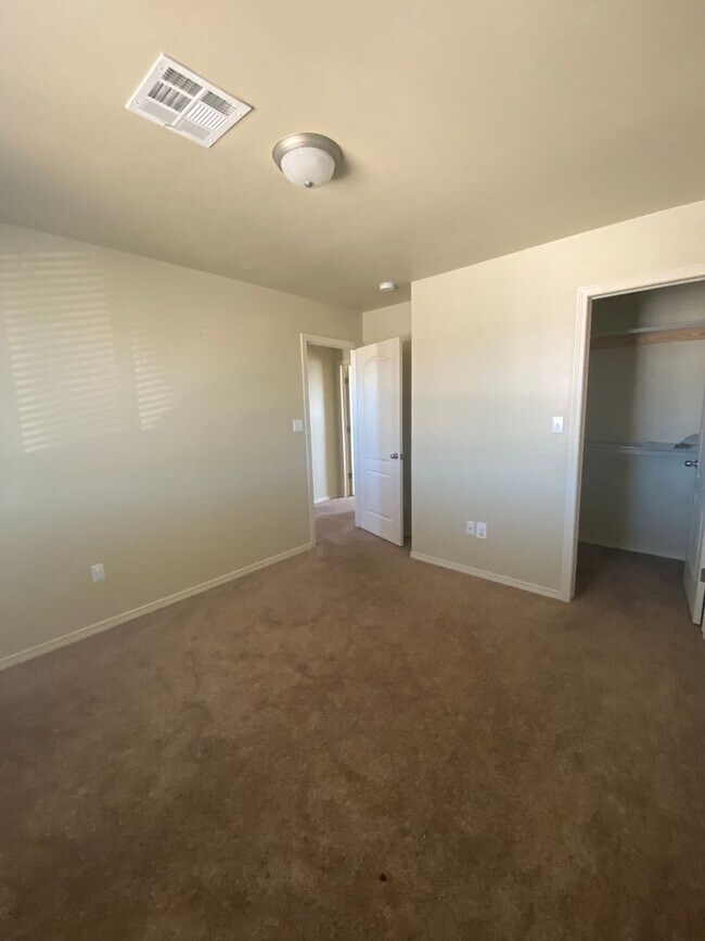 Building Photo - Beautiful 3 Bedroom 2.5 Bathroom House Ava...