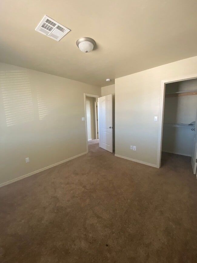 Building Photo - Beautiful 3 Bedroom 2.5 Bathroom House Available Now!