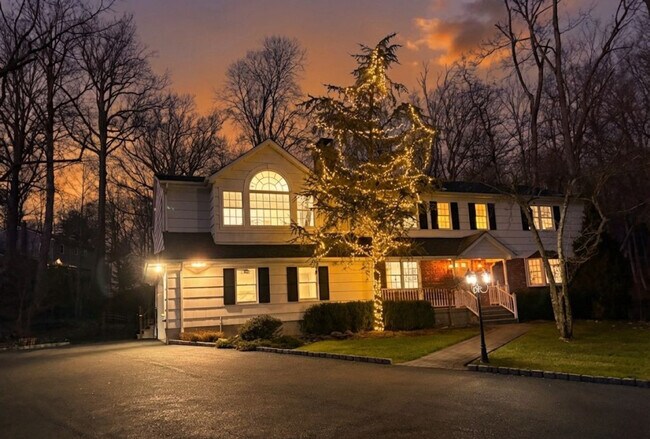 Building Photo - 3 Cherry Ln