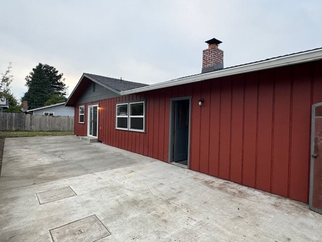 Building Photo - ZELIA! Arcata 3/2, 2 car garage, south facing patio