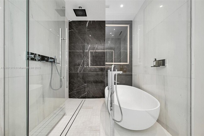 Building Photo - 300 Biscayne Blvd Way