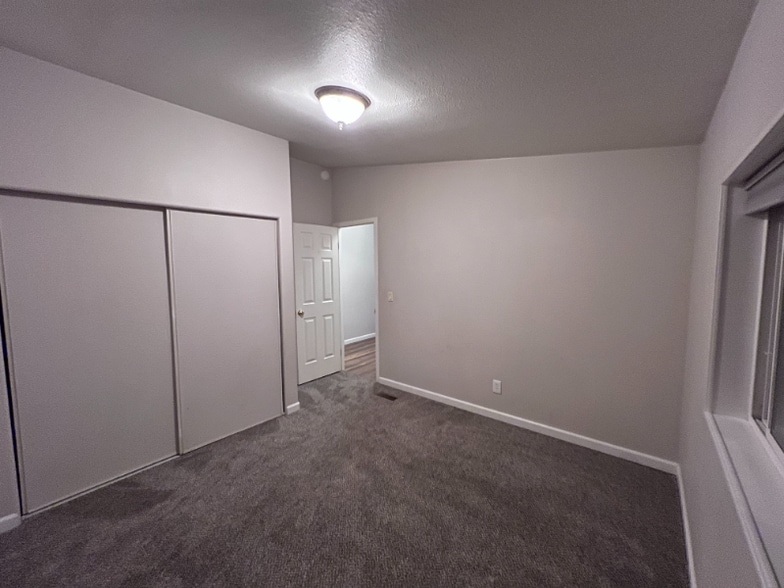 Building Photo - 916 4th St SE