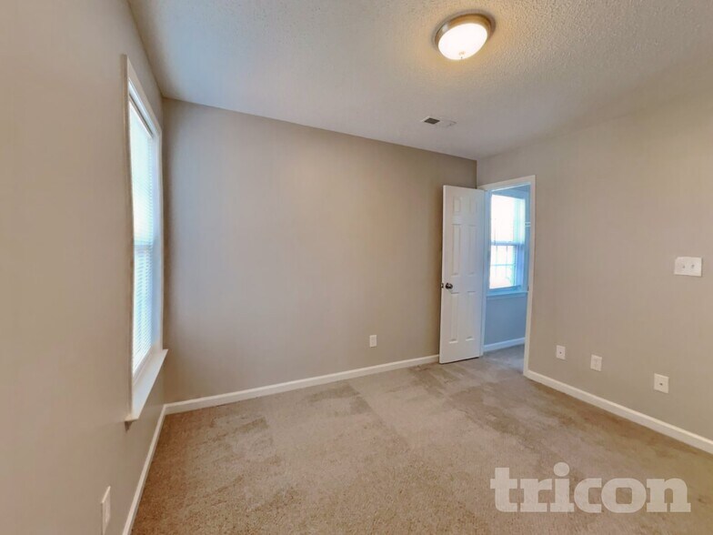 Building Photo - 104 Roundtree Ct
