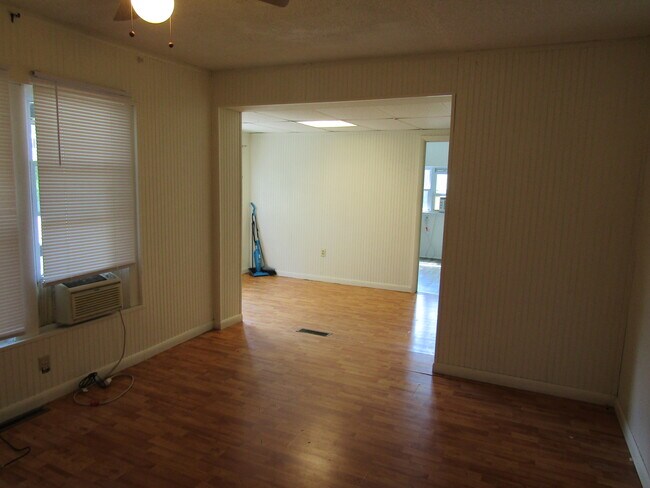 17 1/2 Oak - 17 Oak St