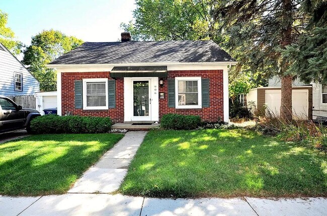 Primary Photo - 906 Sylvan Ave