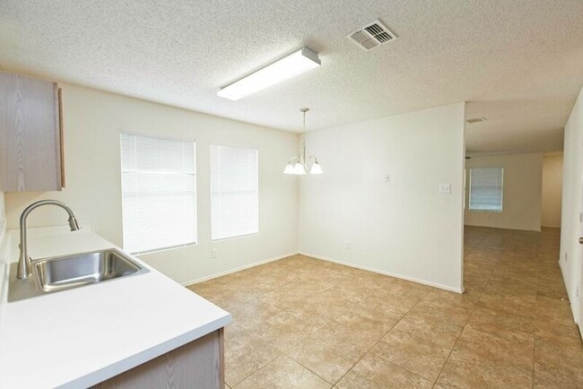 Building Photo - 2508 Clear Brook Dr