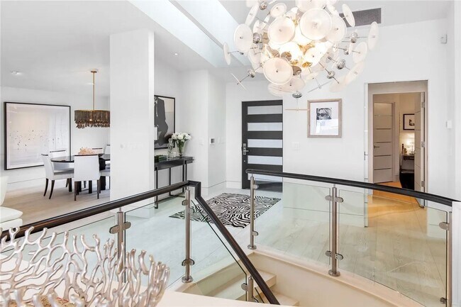 Building Photo - Leschi Waterfront Home