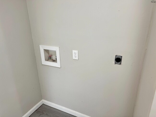 Building Photo - 2813 Roanoke Dr