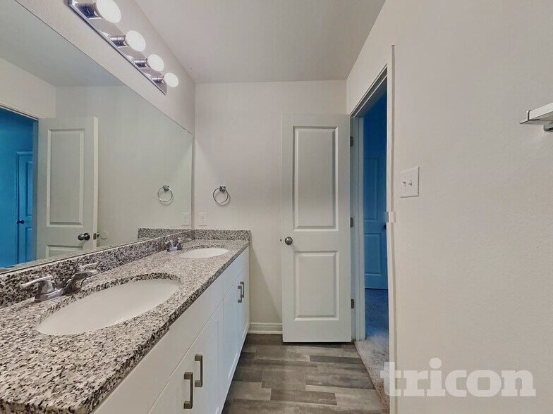 Building Photo - 15672 Del Norte Dr