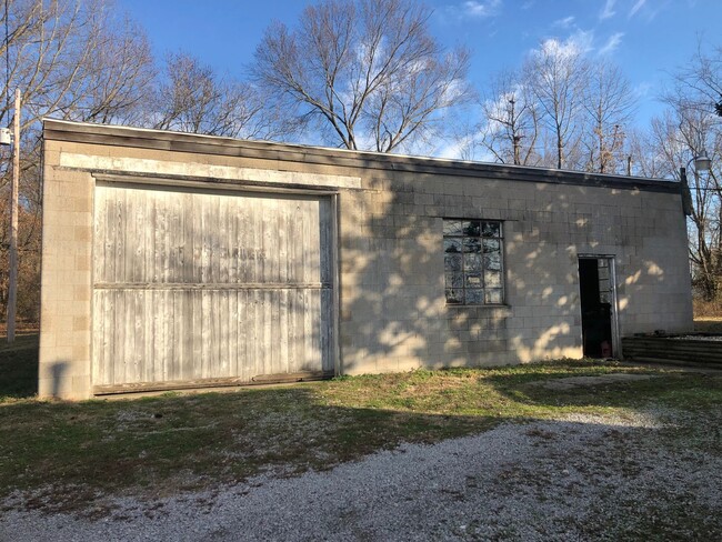 Building Photo - 2 Bedroom For Lease in Johnston City!