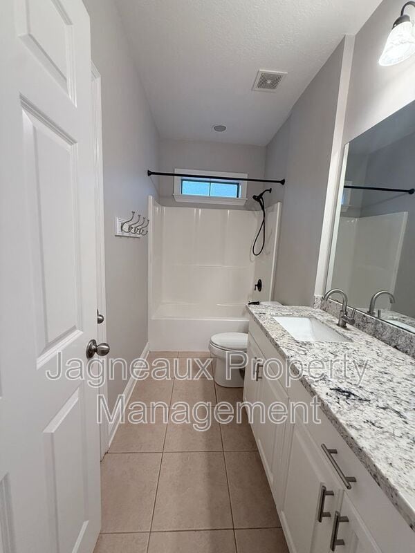 Building Photo - 2137 La Cache Dr