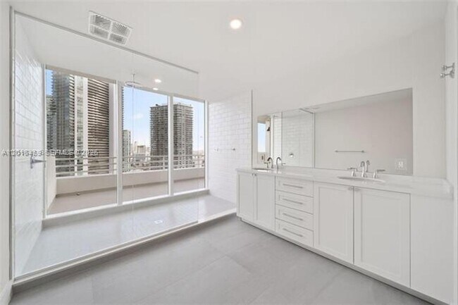 Building Photo - 555 NE 34th St